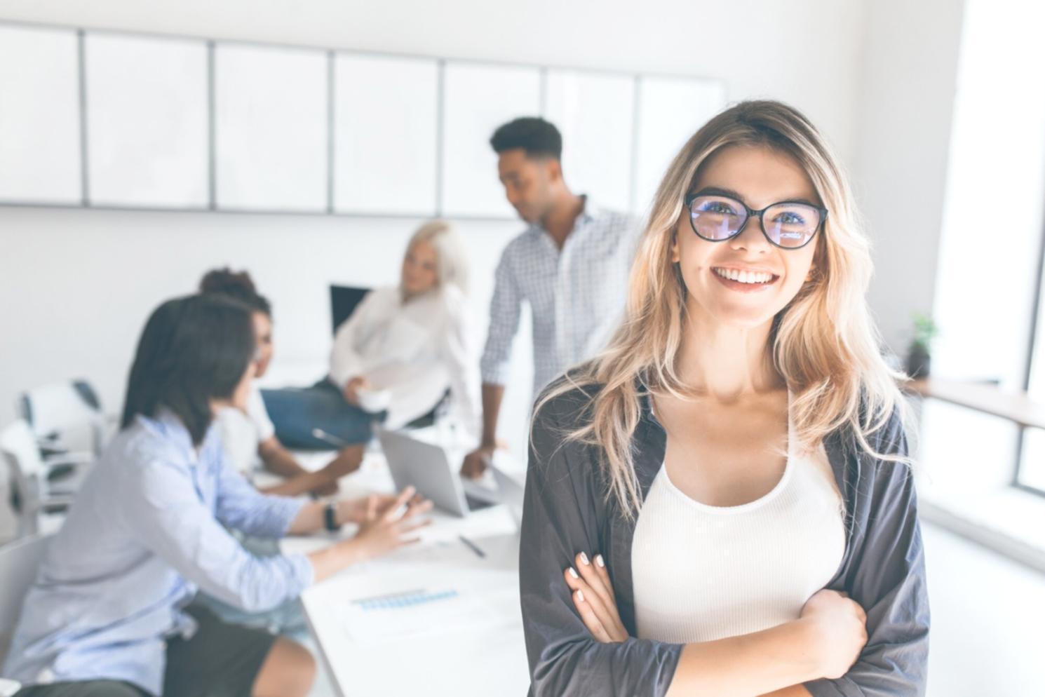 Étudiant travaillant sur des analyses financières avec des graphiques et données